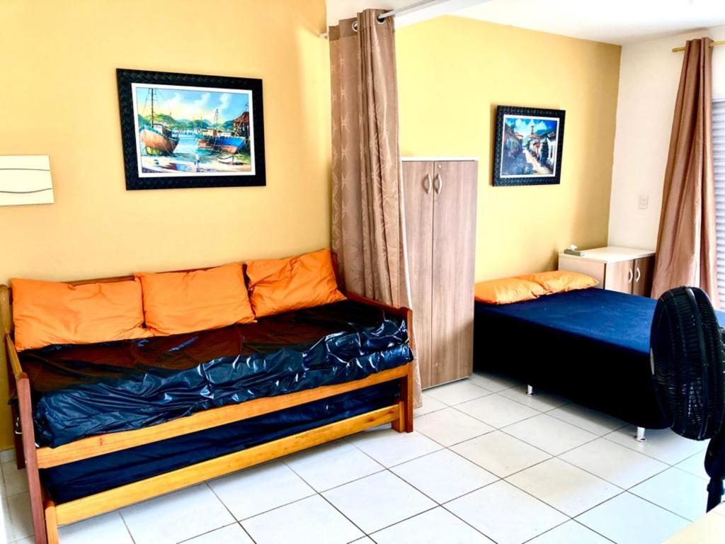 een slaapkamer met 2 stapelbedden in een kamer bij Apartamento studio frente ao mar Massaguaçu Caraguatatuba in Caraguatatuba