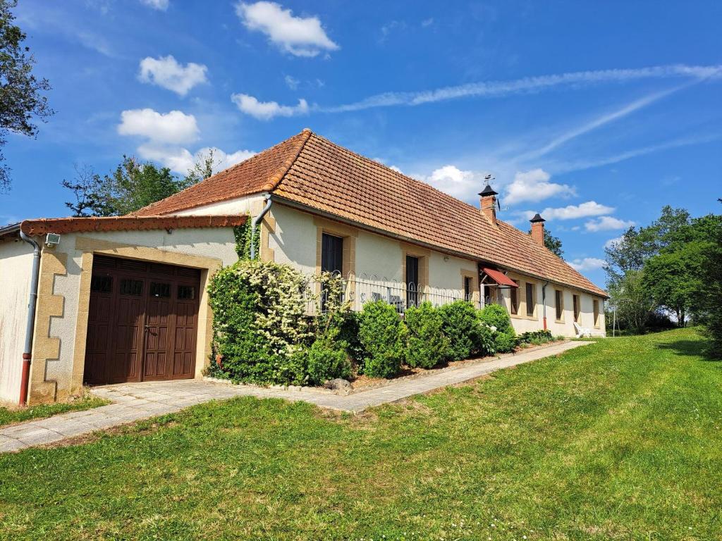 イグランドにあるTraditional holiday home with gardenのガレージ付き家