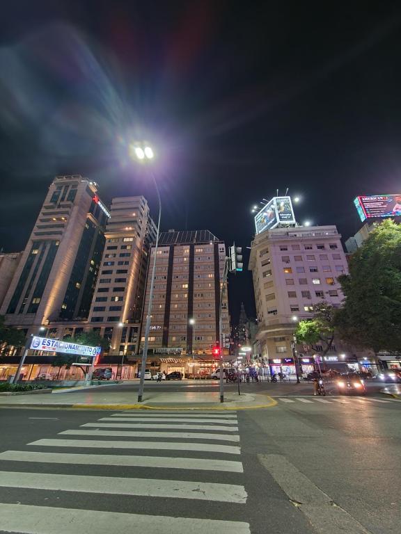 una calle de la ciudad por la noche con un semáforo y edificios en ocupado en Buenos Aires