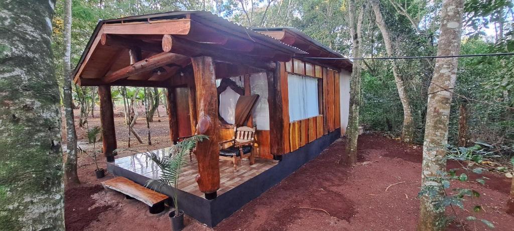 une cabane dans les arbres au milieu d'une forêt dans l'établissement Cabañas Libertad en Misiones, à Puerto Bossetti