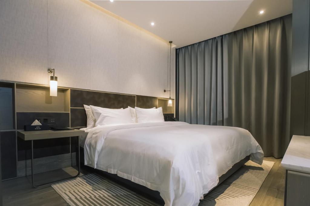 Postel nebo postele na pokoji v ubytování Orienwit Hotel-Free Shuttle Bus fir Canton Fair