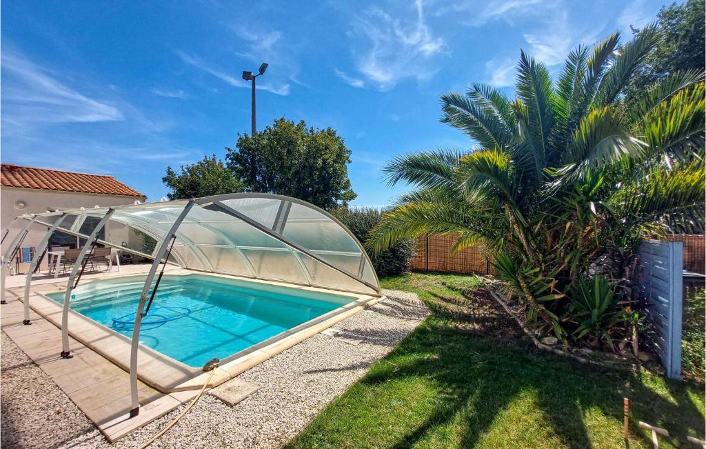 una piscina bajo un invernadero de cristal en un patio en Nice Home In Sainte-gemme-la-plaine With Private Swimming Pool, Can Be Inside Or Outside, en Sainte-Gemme-la-Plaine