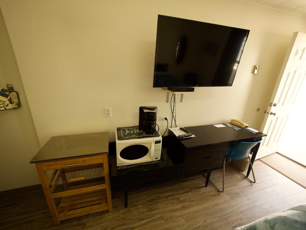 TV a/nebo společenská místnost v ubytování Creston Valley Motel