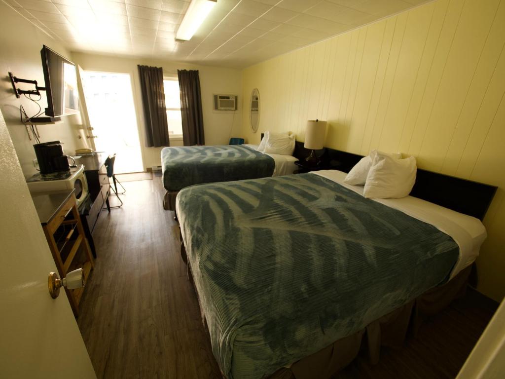 Postel nebo postele na pokoji v ubytování Creston Valley Motel
