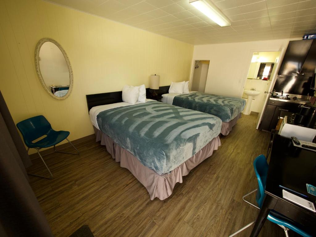 Postel nebo postele na pokoji v ubytování Creston Valley Motel