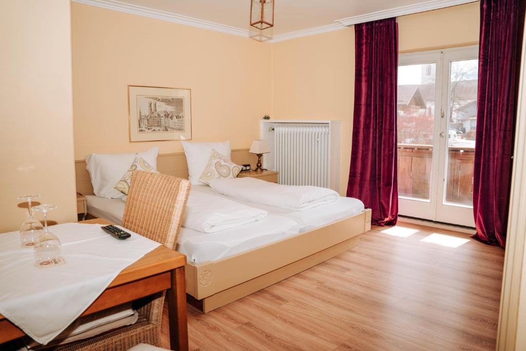 a living room with a bed and a table at Ihre Pension in Amerang in Amerang