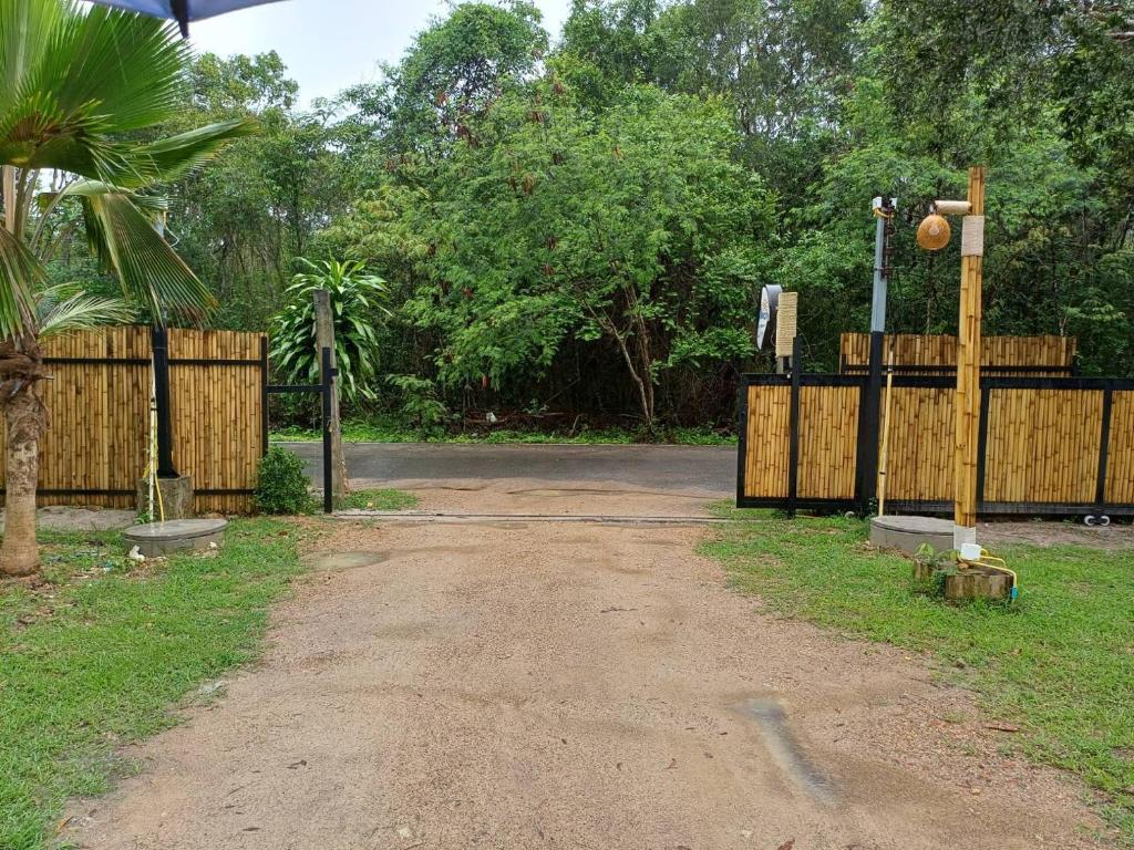 Zahrada ubytování PAN Beachfront Resort Krabi
