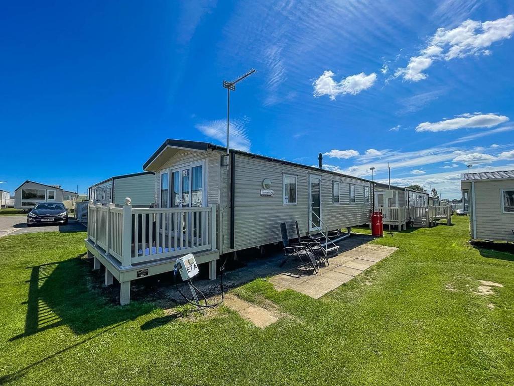 a row of mobile homes parked in a yard at Superb 8 Berth Caravan For Hire At A Great Holiday Park In Norfolk Ref 50007a in Great Yarmouth