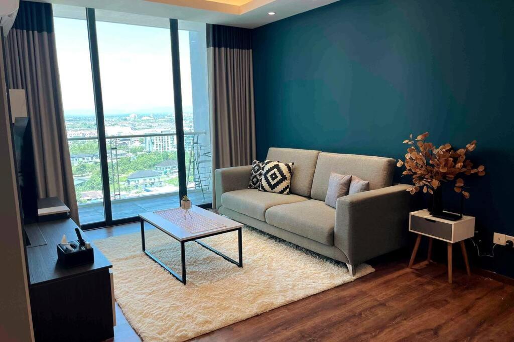 sala de estar con sofá y mesa en Home Abroad 2 @ Jazz Suites Vivacity, en Kuching