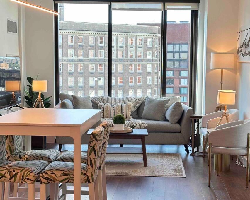 sala de estar con sofá y mesa en Lux 2BR 2BR BackBay Boston Common T-station, en Boston