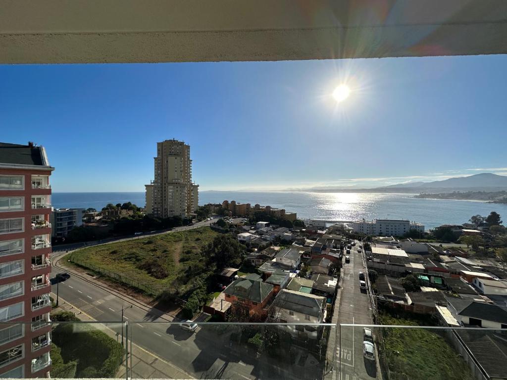a view of a city with the ocean and buildings at Vista al Mar 3 dorm. y 2 Baños in Concón