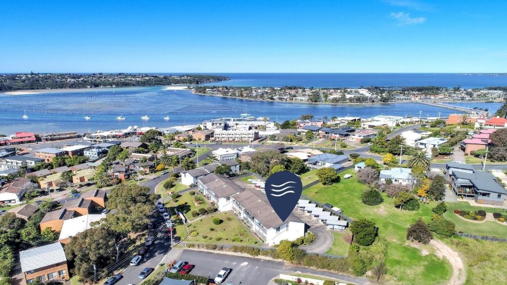 - une vue aérienne sur la ville et l'océan dans l'établissement unit 9 11 Kyeamba Street, Merimbula, à Merimbula