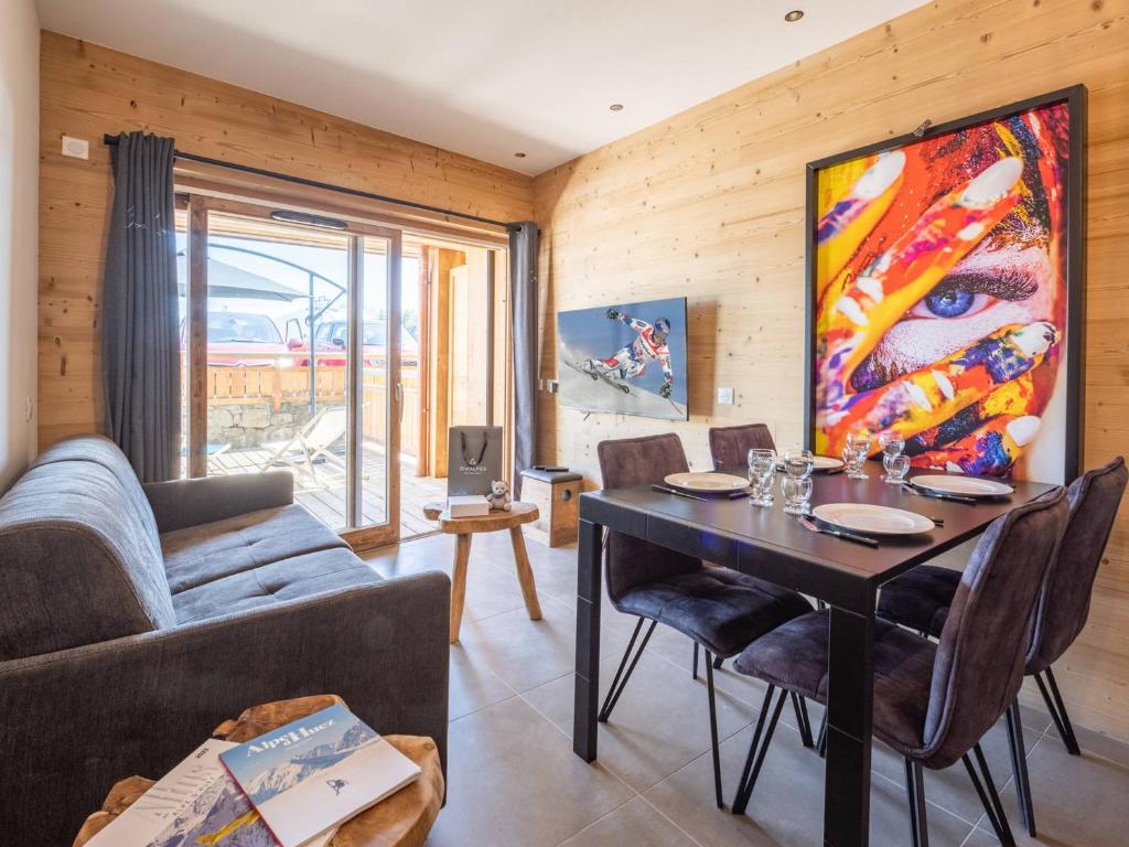 un salon avec une table et un canapé dans l'établissement Appartement familial centre station avec terrasse sud et parking - FR-1-645-40, à Huez