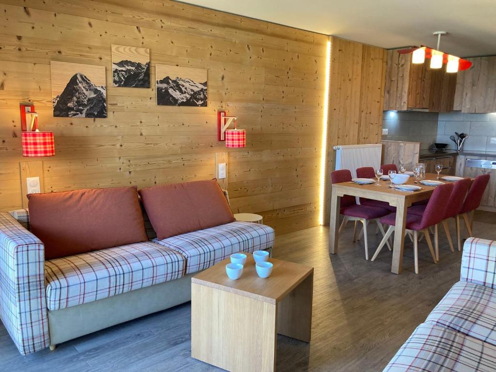 een woonkamer met een bank en een tafel bij Appartement Avoriaz, 3 pièces, 7 personnes - FR-1-634-92 in Morzine