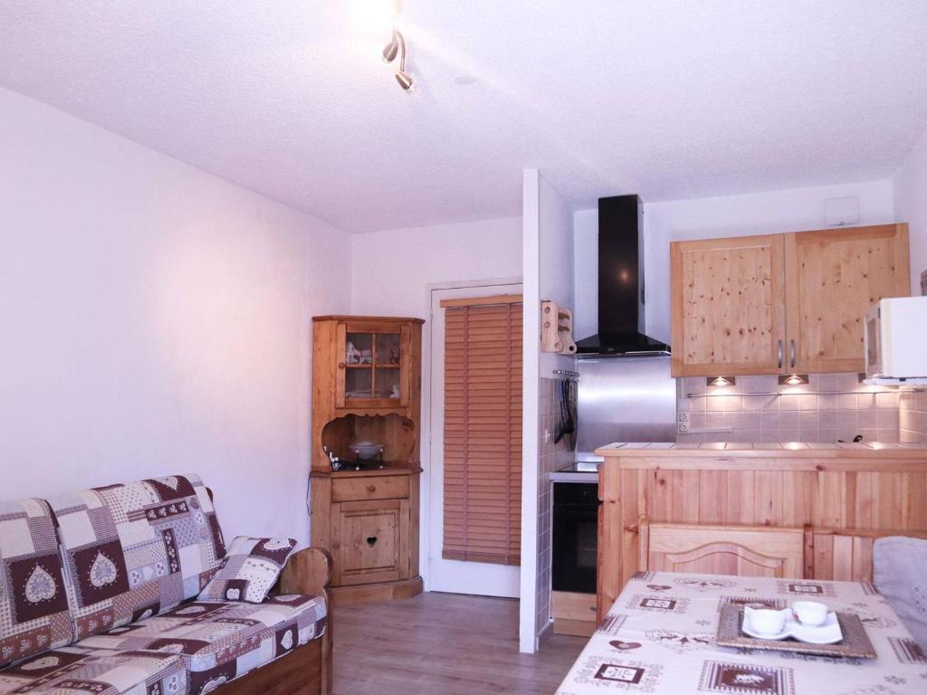 - une cuisine avec une table et un canapé dans une chambre dans l'établissement Studio skis aux pieds, 4 pers, terrasse ensoleillée, prox commerces et animations - FR-1-322-529, aux Orres
