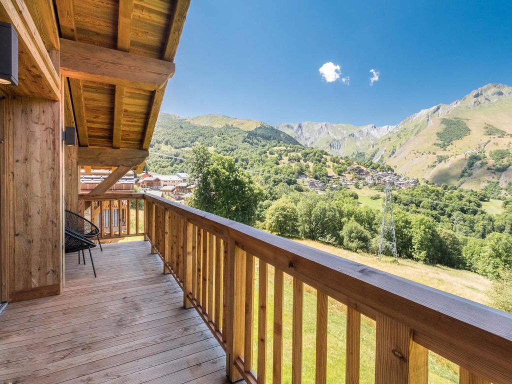 Elle comprend un balcon en bois offrant une vue sur les montagnes. dans l'établissement Duplex neuf 8 pers., sauna, proche centre Saint-Martin-de-Belleville - FR-1-570-49, à Saint-Martin-de-Belleville