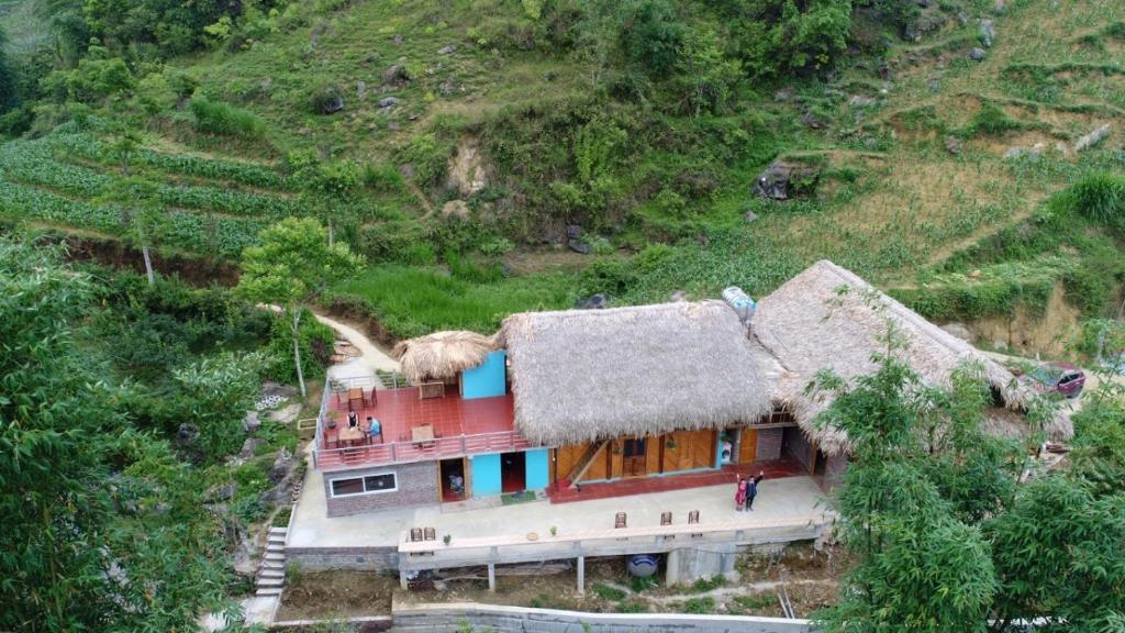 widok z powietrza na dom z dachem krytym strzechą w obiekcie Chô Family w mieście Bac Ha