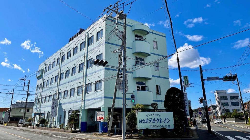 un edificio blanco en la esquina de una calle en Hitachi Hotel Crane, en Hitachi
