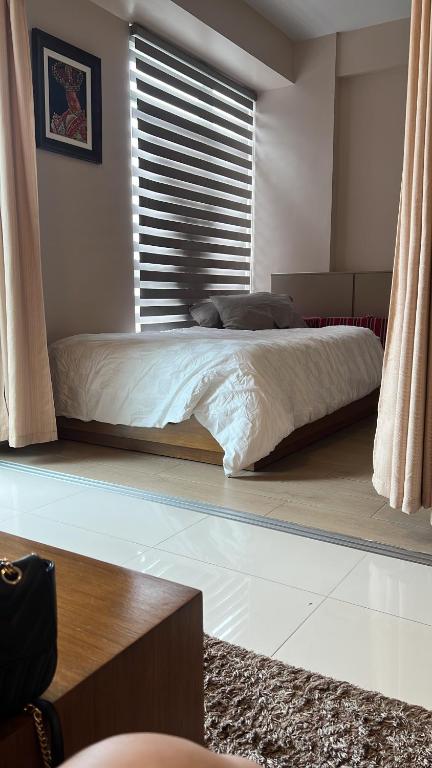 - un grand lit dans une chambre avec fenêtre dans l'établissement C2 Mactan, à Punta Engaño