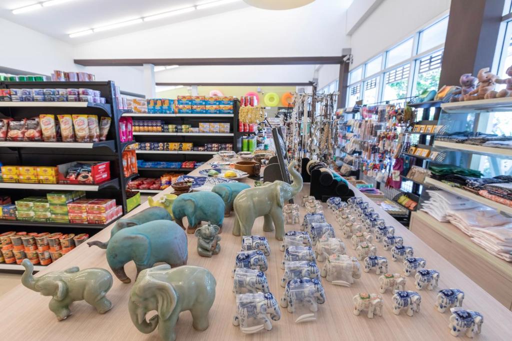 Supermarket nebo jiné obchody v  rezortu nebo okolí