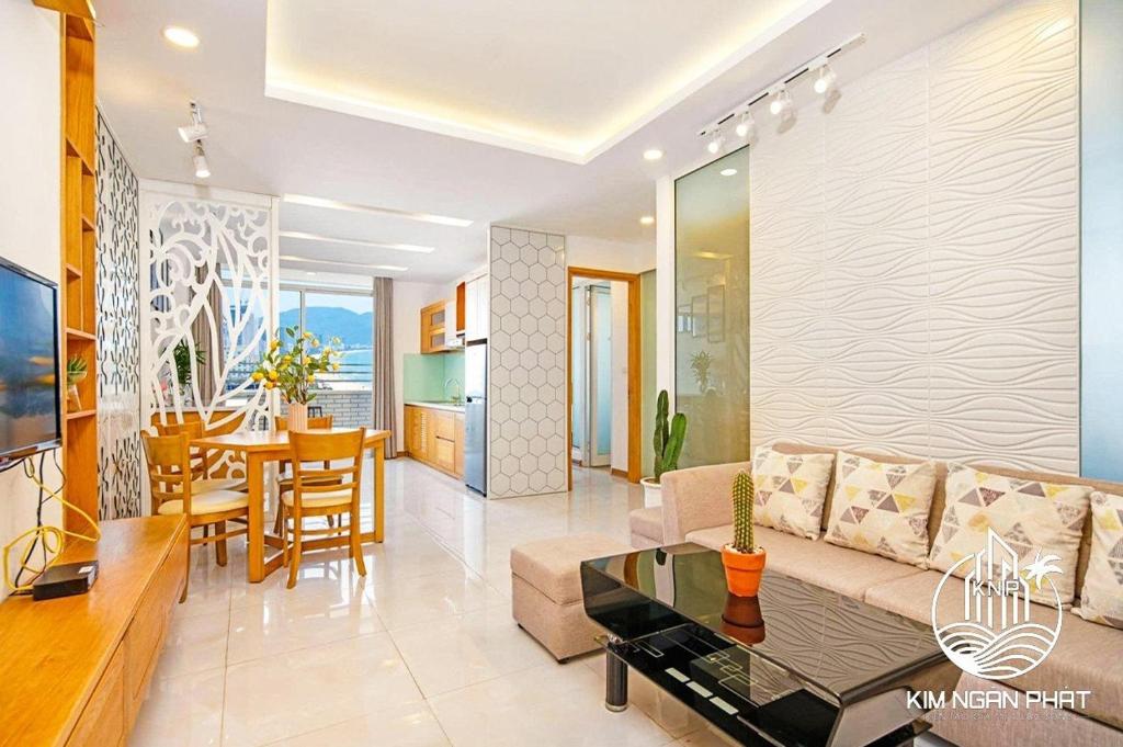 ein Wohnzimmer mit einem Sofa und einem Tisch in der Unterkunft Kim Ngan Phat Luxury Villa in Đà Nẵng