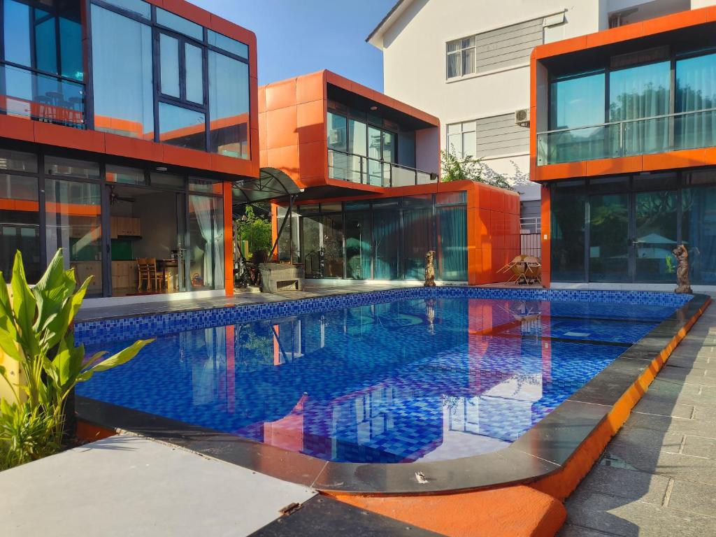 una gran piscina frente a un edificio en Seaside Villas An Vien Nha Trang en Nha Trang