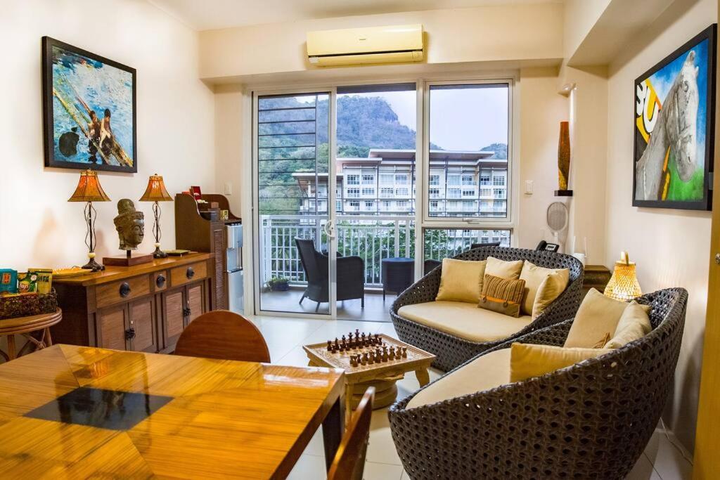 Posezení v ubytování Deluxe family beach apartment with lagoon view at Pico de Loro