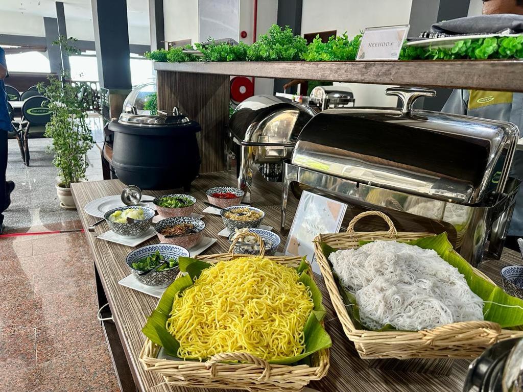stół z koszami z makaronem i innym jedzeniem w obiekcie Malibest Premier w mieście Pantai Cenang