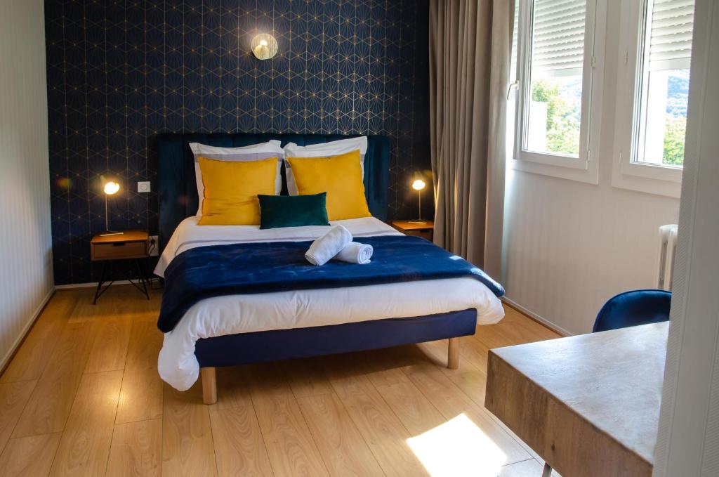 Llit o llits en una habitació de Hôtel Restaurant du Lac