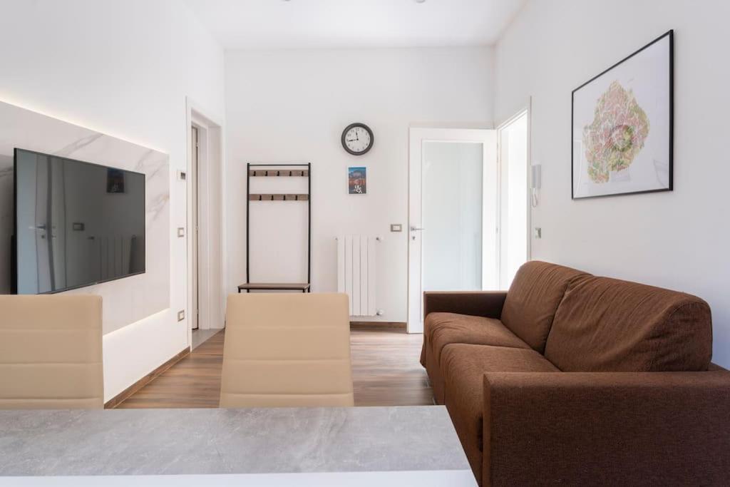 uma sala de estar com um sofá e uma televisão em 4 Gnocchi - Galbiate em Galbiate