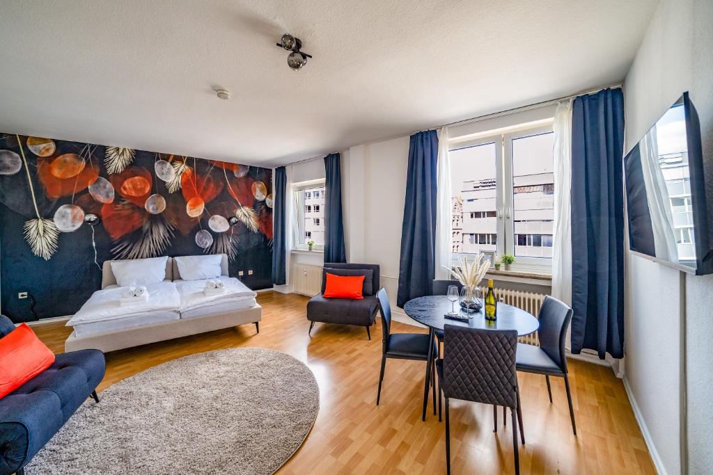uma sala de estar com um sofá e uma mesa em Im Herzen Hannovers 3min City 45m² 1 Zimmer Aufzug em Hanôver