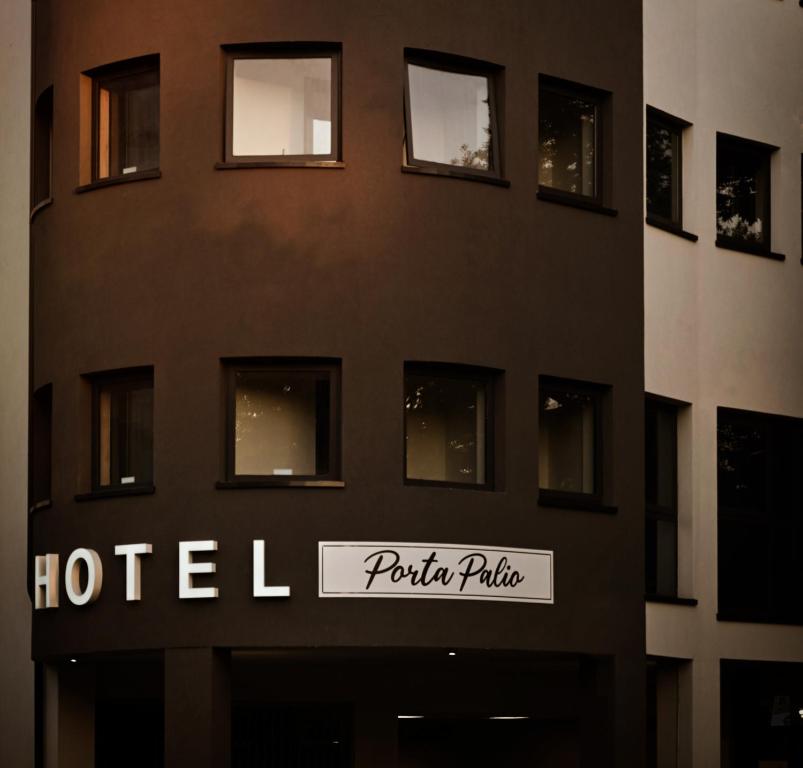 een hotelbord aan de zijkant van een gebouw bij Hotel Porta Palio in Verona