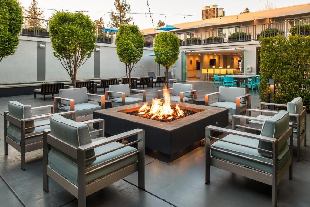 a courtyard with chairs and a fire pit at Hotel Lucent in Menlo Park