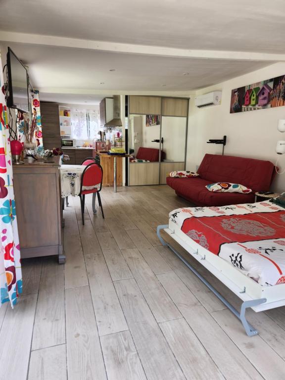 1 dormitorio con 1 cama, sala de estar y cocina en loft vintage, en Montdidier