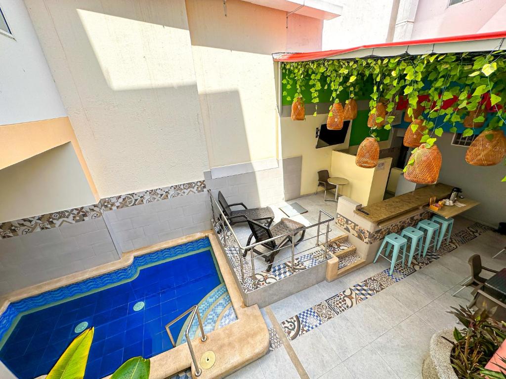 - une vue sur la piscine située dans un bâtiment dans l'établissement Hotel Zamay Centro Historico, à Santa Marta