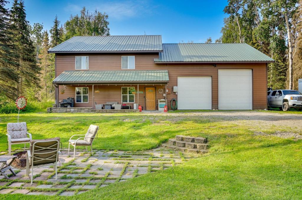 Κήπος έξω από το Lovely Soldotna Home, Steps From Kenai River