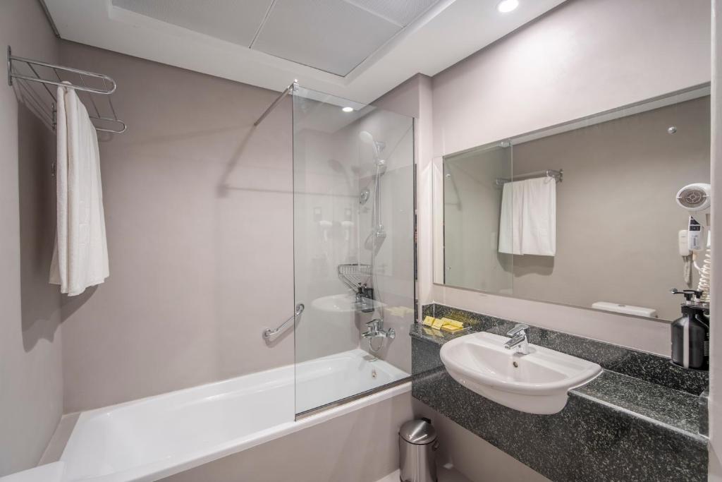 Ванная комната в Rose Garden Hotel Apartments - Al Barsha, Near Metro Station