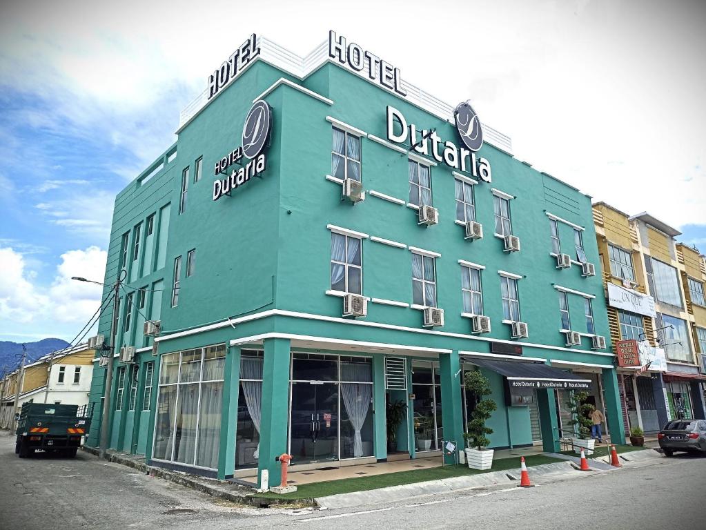 um edifício azul no lado de uma rua em Hotel Dutaria em Ipoh