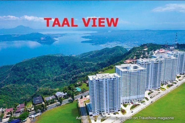 una vista aérea de un complejo cerca del agua en Wind Residence T4-R Near Tourist Spots/ Sky Lounge, en Tagaytay