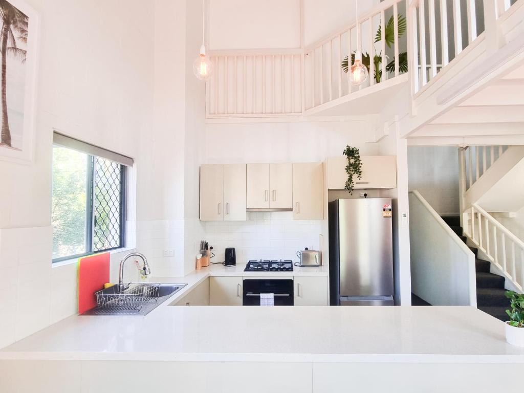 Kuchyň nebo kuchyňský kout v ubytování YHA Byron Bay