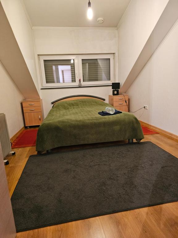 ein Schlafzimmer mit einem großen Bett und einem großen Teppich in der Unterkunft Chambre privé dans belle maison 2 in Ettelbruck