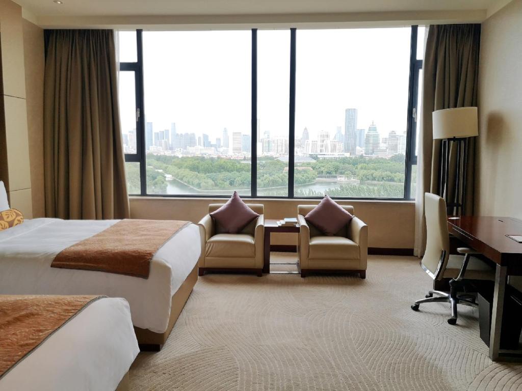 Postel nebo postele na pokoji v ubytování Renaissance Tianjin Lakeview Hotel