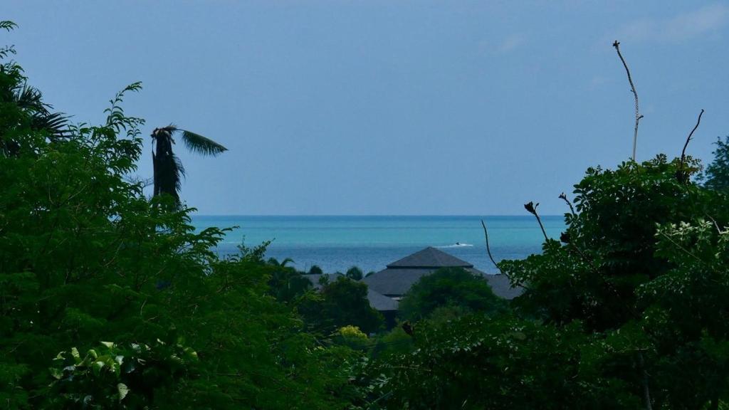 una vista del océano desde la selva en Le Grand Bleu en Koh Samui