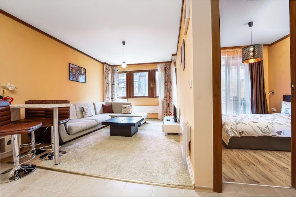 - un salon avec un canapé et un lit dans l'établissement Peaceful Bansko Hideout, à Bansko