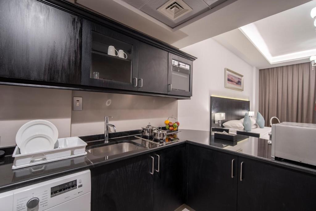 Кухня или мини-кухня в Rose Garden Hotel Apartments - Al Barsha, Near Metro Station
