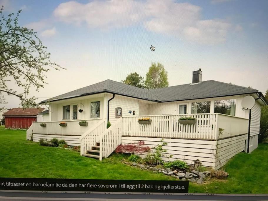 Casa blanca con porche y patio en Tjodalyng - ved Viksfjord - sokkelleilighet en Larvik