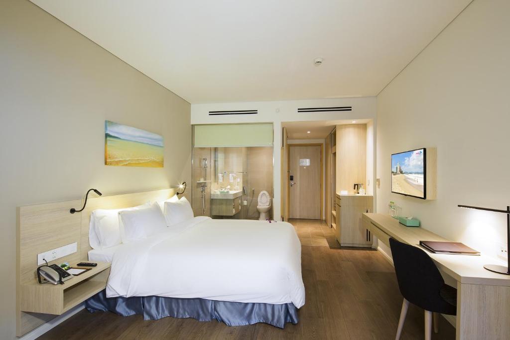 Giường trong phòng chung tại Liberty Central Nha Trang Hotel