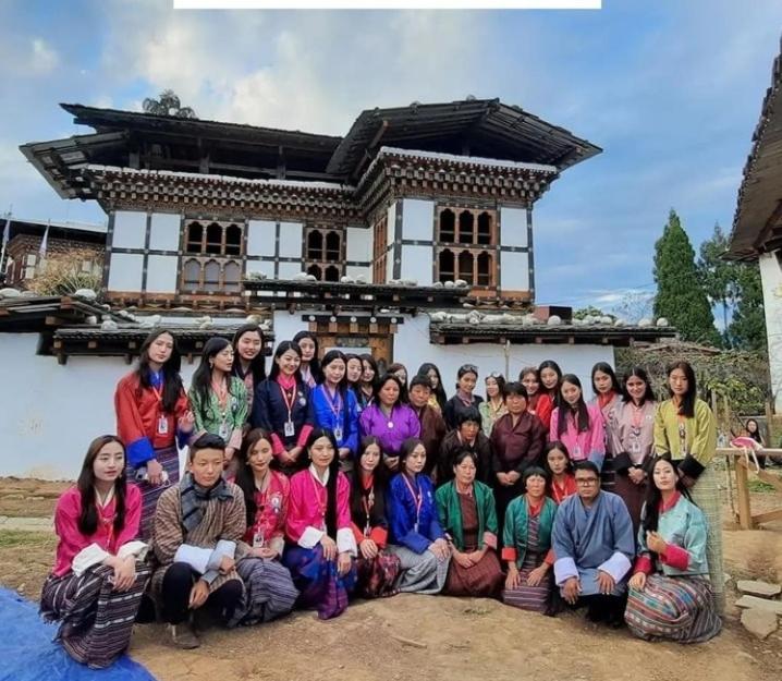 um grupo de pessoas posando em frente a um edifício em Nobgang B&B "Traditional Heritage HomeStay" em Punakha