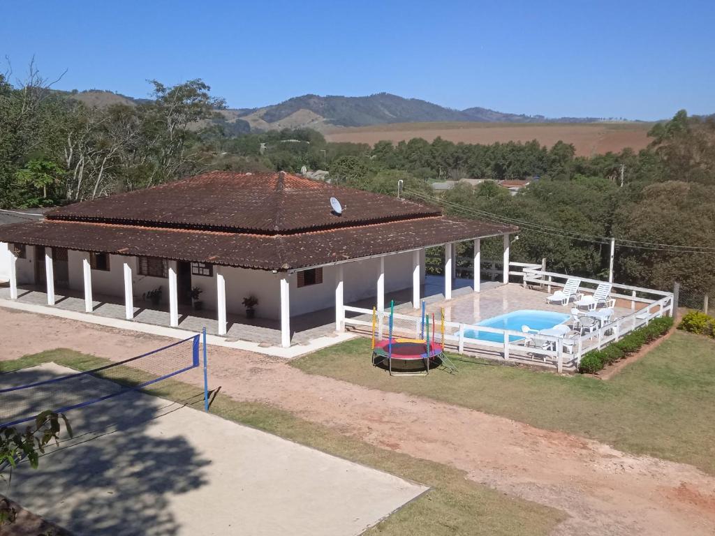 een uitzicht op een huis met een zwembad bij Chácara do vô Meireles in Serra Negra