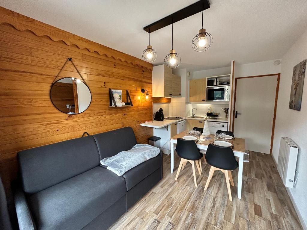 Kuchyňa alebo kuchynka v ubytovaní Escapade cosy vu montagne Près des pistes 1800 WIFI - 6 personnes